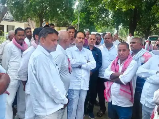 Ambedkar Nagar News: आलापुर विधायक त्रिभुवन दत्त ने दिवंगतों को दी श्रद्धांजलि, परिवारों से मिलकर जताया शोक